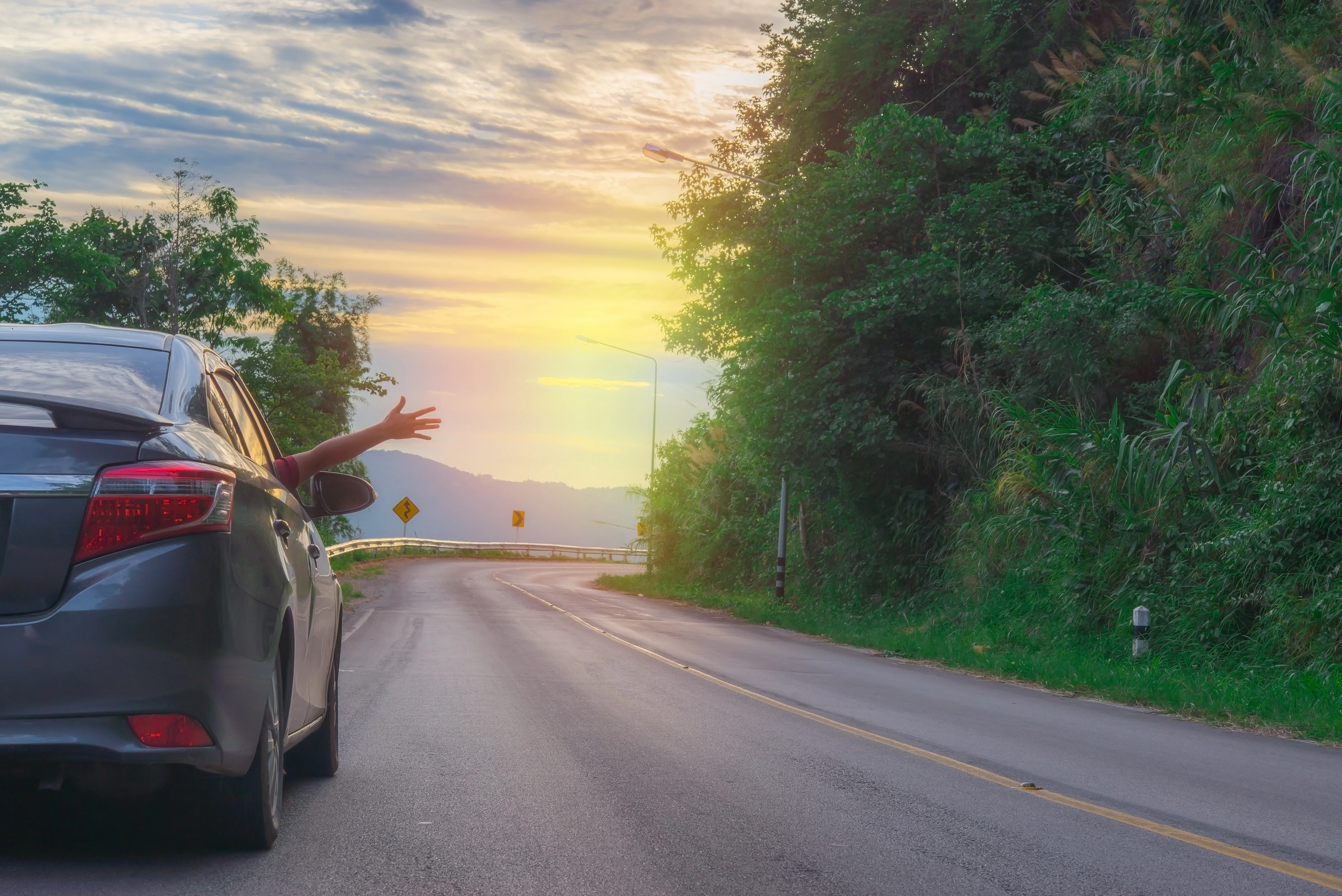 Ein Auto auf der Straße.