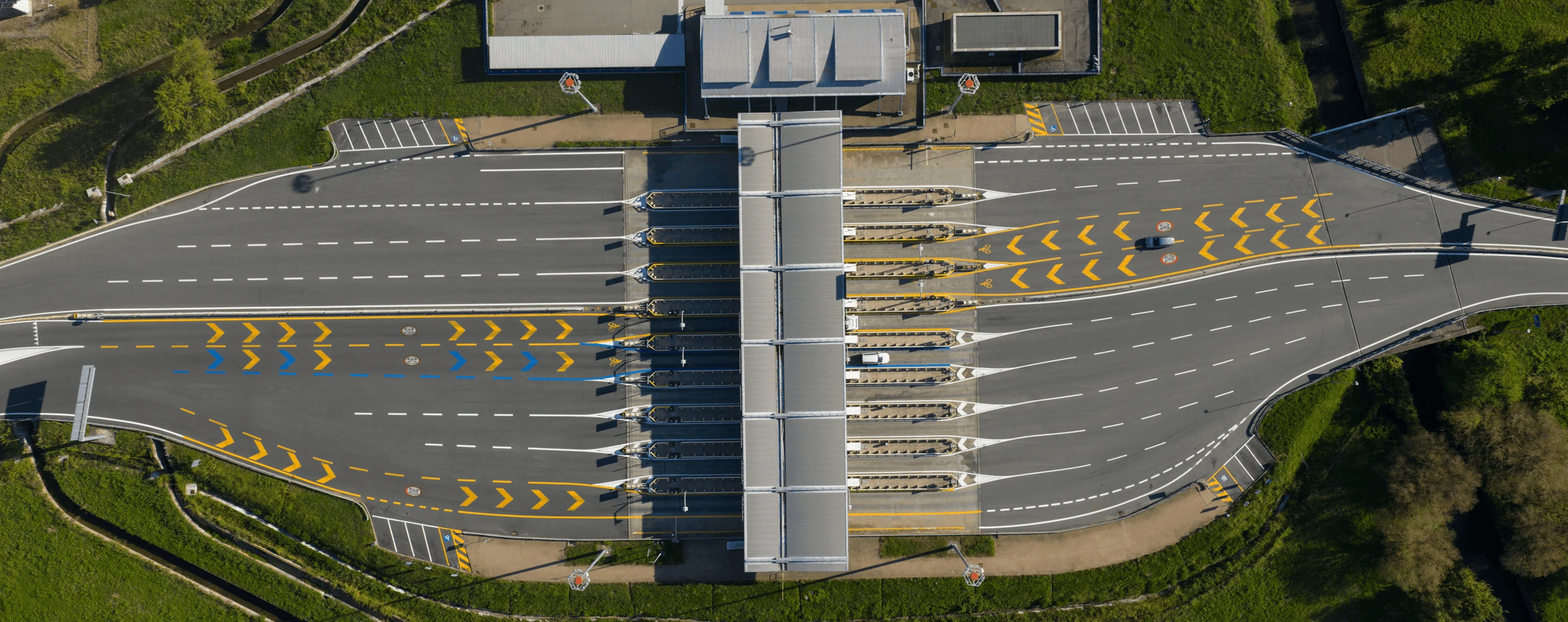 Luftaufnahme einer Mautstation mit mehreren Fahrspuren auf einer Autobahn