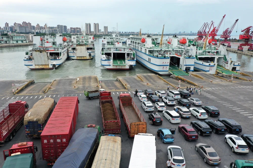 在海南省海口市秀英港，客滚船在装卸乘客、车辆（无人机照片）