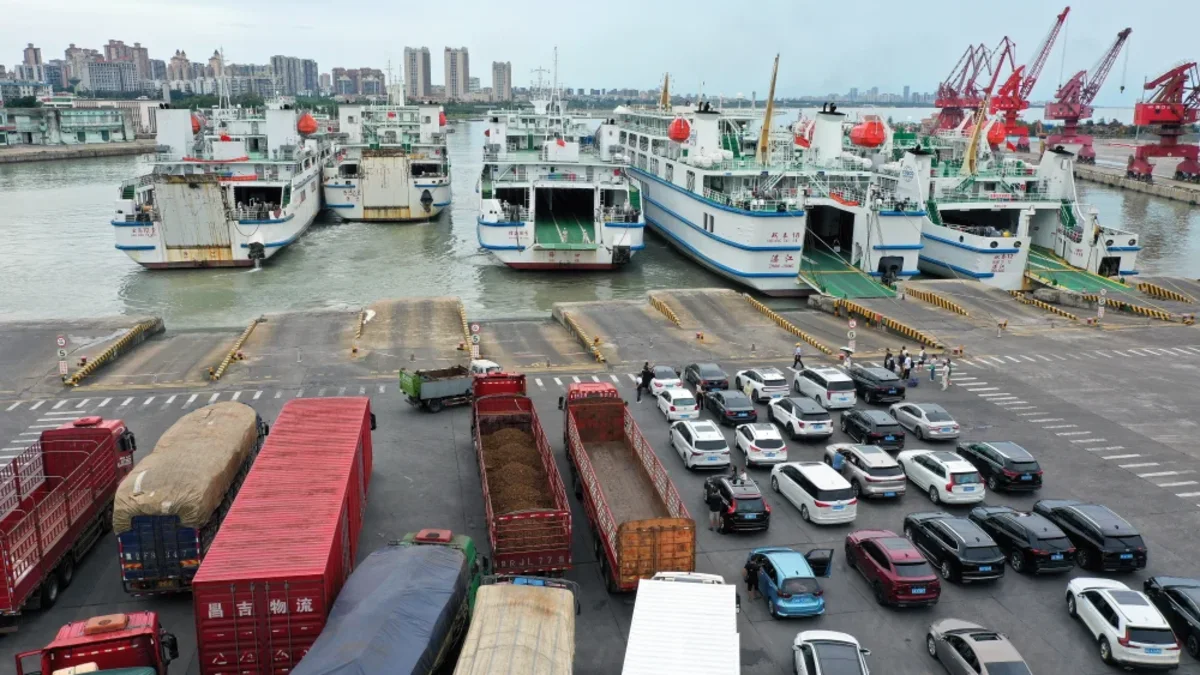 在海南省海口市秀英港,客滚船在装卸乘客、车辆(无人机照片)