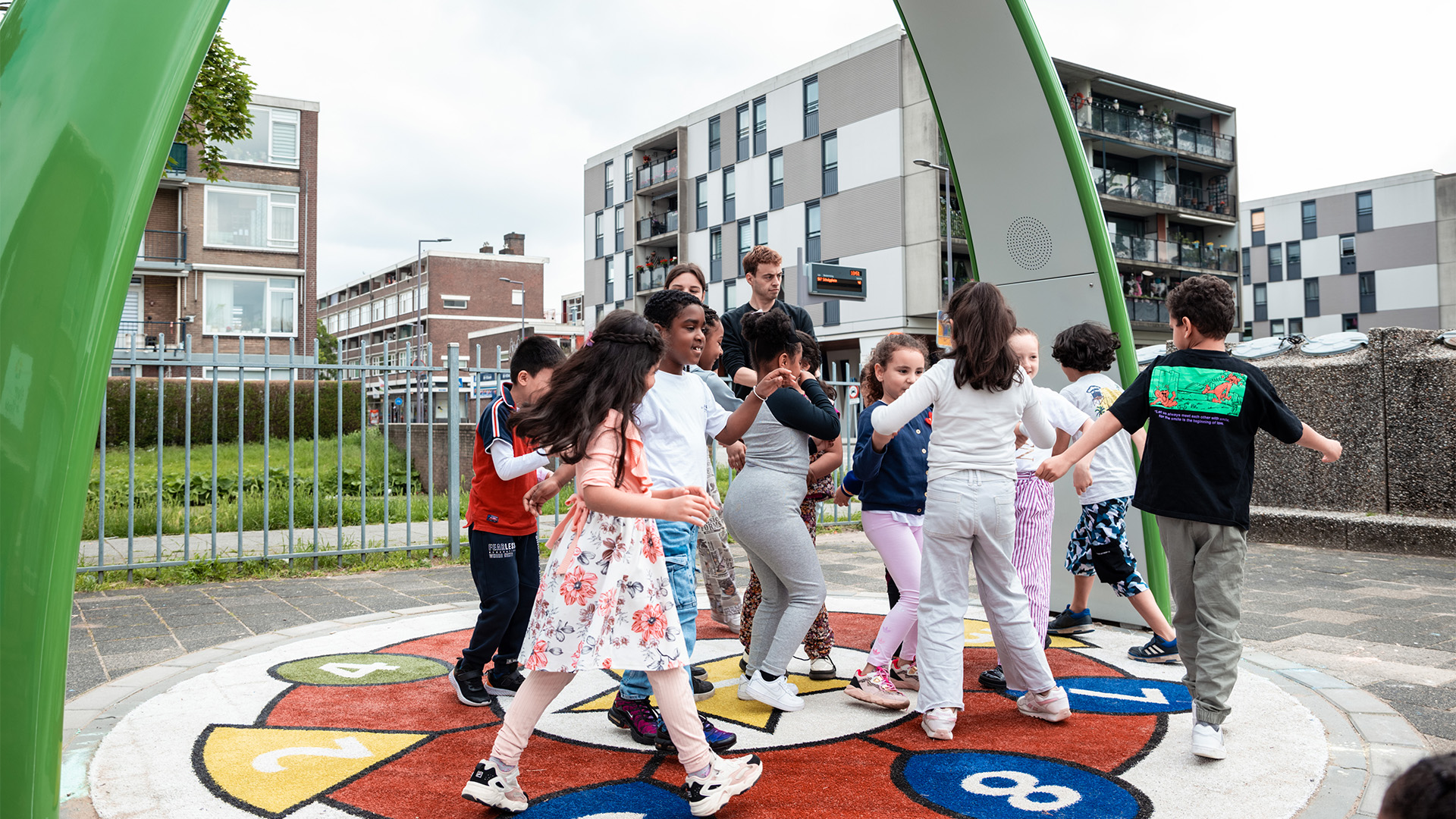 Children playing under a green Lappset Sona