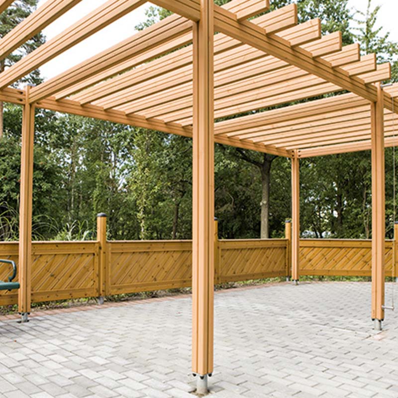 Una pérgola espaciosa crea un espacio frondoso cuando se utiliza con plantas trepadoras verdes.