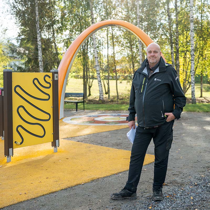 Mustasaaren viheraluevastaava Alf Rosendahl Sona-tanssi- ja pelikaari edessään.