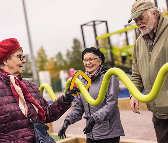 Deportes para mayores en el parque central de Rovaniemi, Finlandia