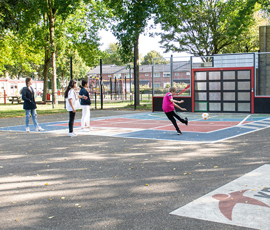 Together with the Boswinkel neighborhood and Enschede’s municipality, Yalp Netherlands and the Krajicek Foundation created a sustainable, innovative, and socially safe playground in one day. 