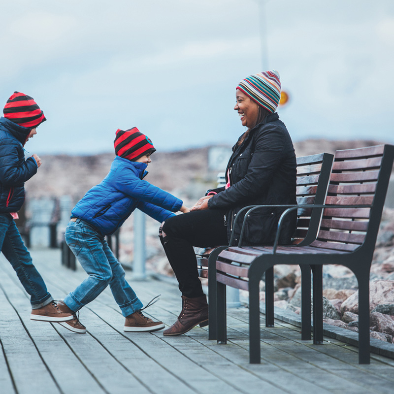 Nonstop soffa på en brygga