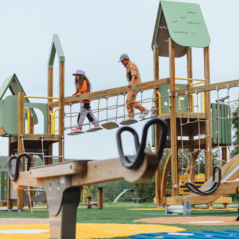 Två barn går på en hängbro i Prime