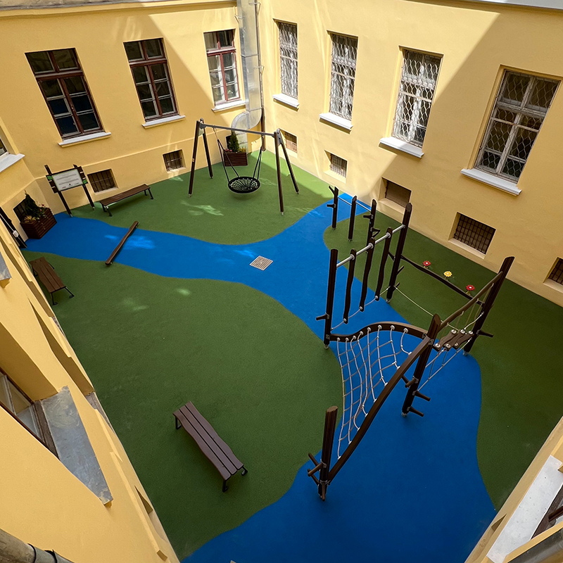 Lviv Julkisen koulun nro 62 sisäpiha kunnostuksen ja leikkikentän asennuksen jälkeen.