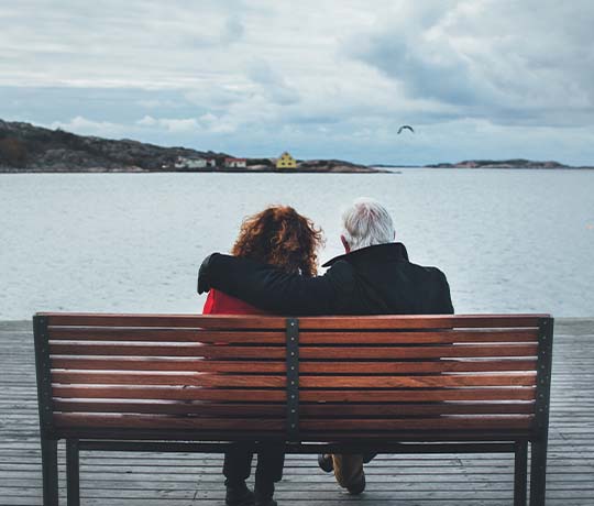 Udendørs bænk ved havet