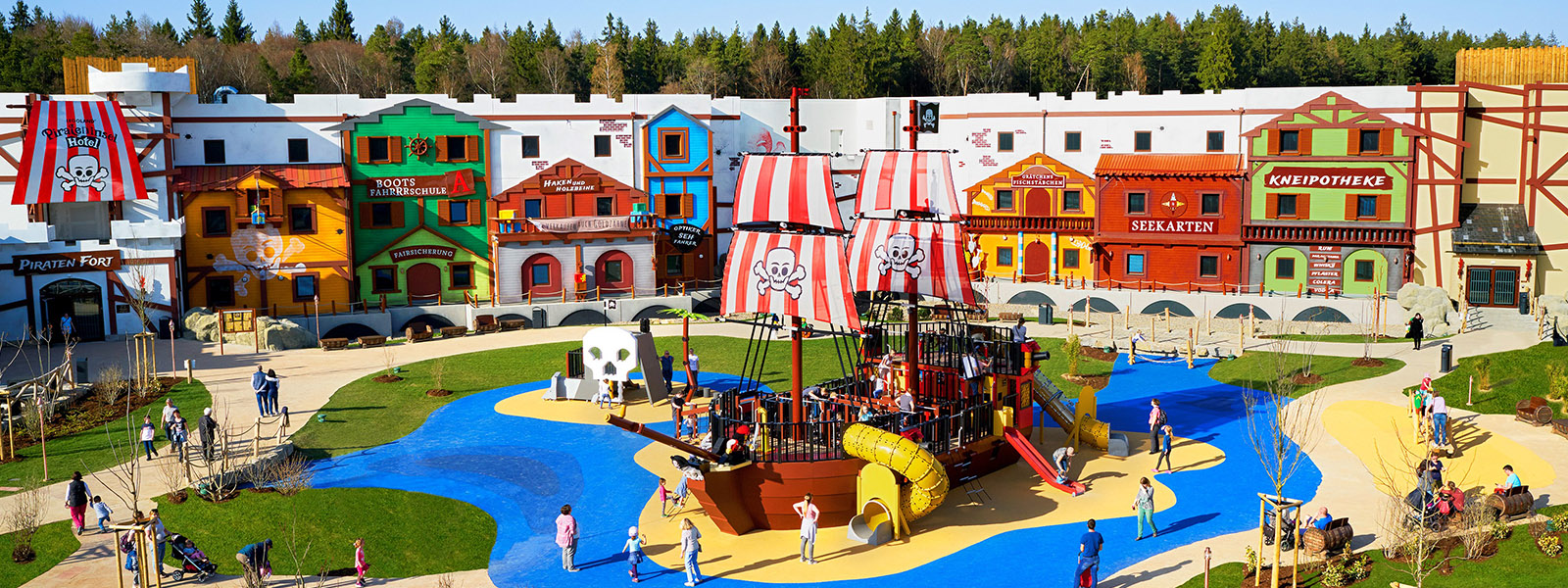 The centerpiece of this children's paradise is the impressive pirate ship in front of the Pirate Island Hotel