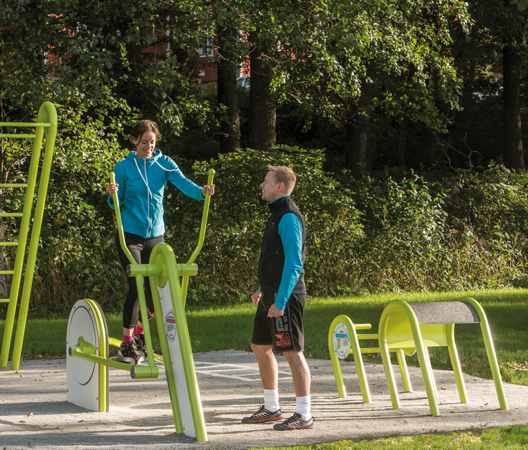 Ett par tränar på ett gym från Lappset