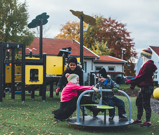 Barn leker på en inkluderande lekplats i Lerum, Sverige