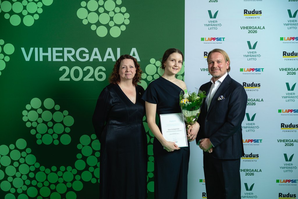 Palkinnon jakoivat Aalto-yliopiston maisema-arkkitehtuurin lehtori Emilia Weckman ja Lappsetin varatoimitusjohtaja Erkki Ikäheimo. Kuvassa vasemmalta Emilia Weckman, Sara Korkeamäki ja Erkki Ikäheimo.