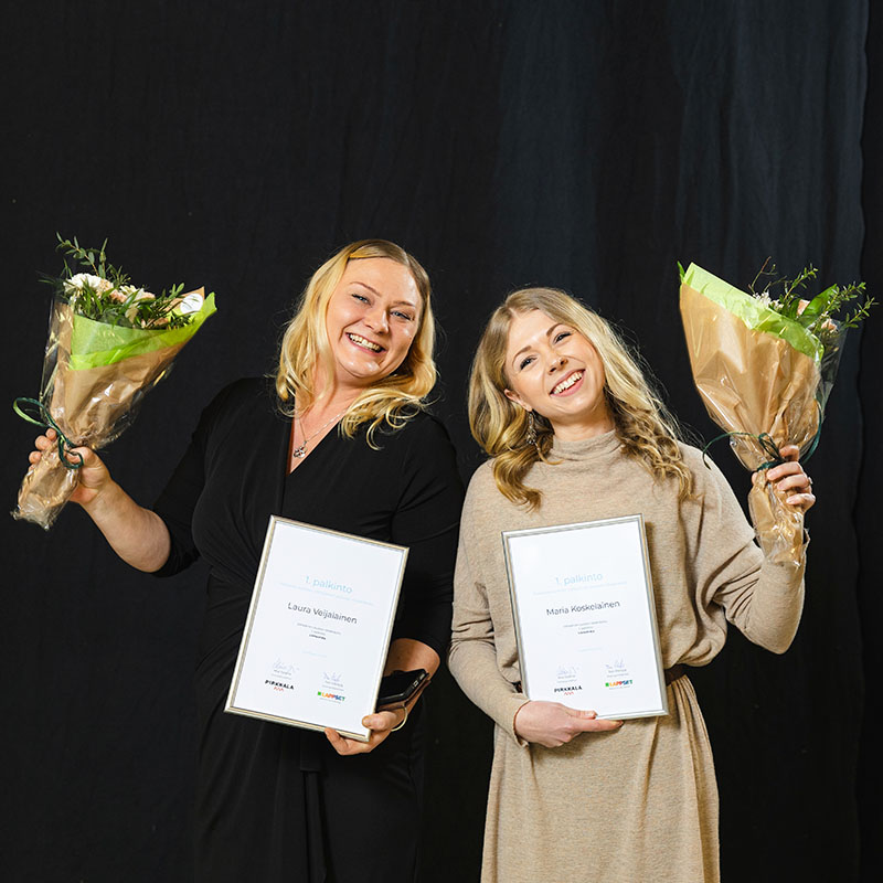 Laura Veijalainen ja Maria Koskelainen vastaanottavat palkinnot Linnunrata-työstä Lappsetin ideakilpailussa. Tiimin kolmas jäsen, Anna Sundström, osallistui palkintojenjakoon etäyhteyden välityksellä.