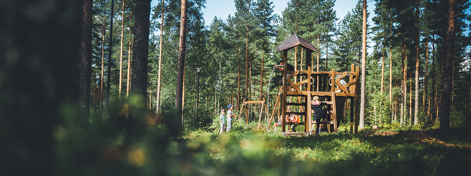 Flora-leikkipaikkavälineet luonnollisessa ympäristössä