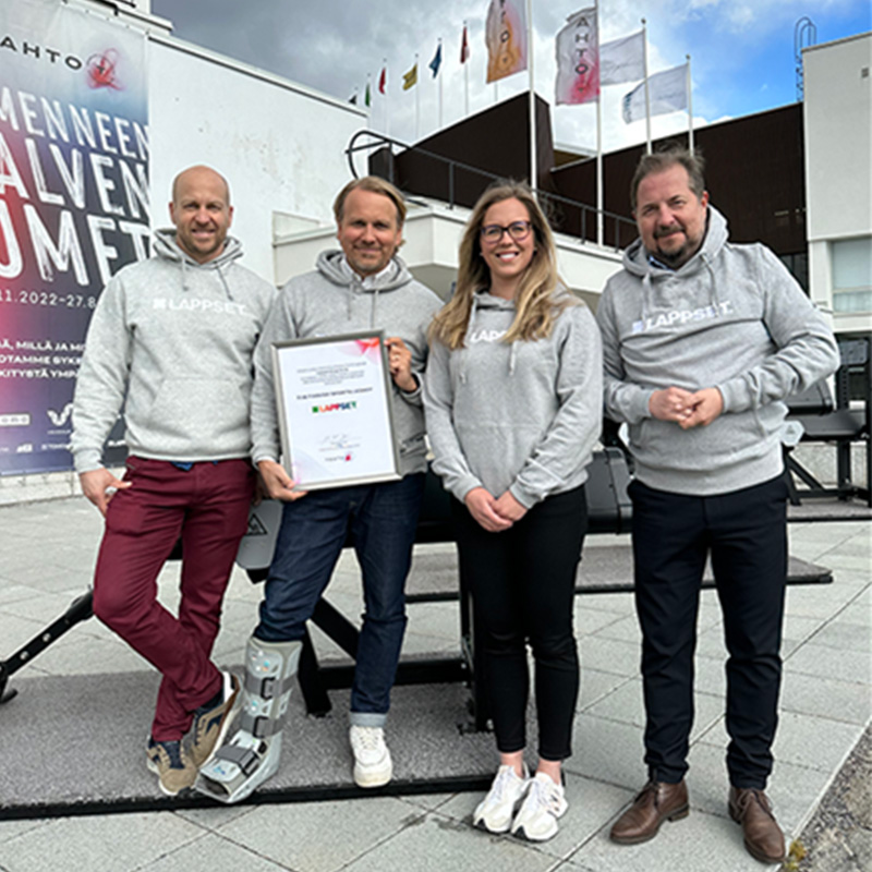 Kuvassa TAHDON edustalla näkyvät Lappset Sisu Fitness -kuntoilulaitteet sekä vasemmalta oikealle Lappset Group Oy:n konseptipäällikkö Aarni Mertala, johtaja Erkki Ikäheimo, markkinointipäällikkö Eveliina Salmivuori sekä TAHDON johtaja Jukka-Pekka Vuori.