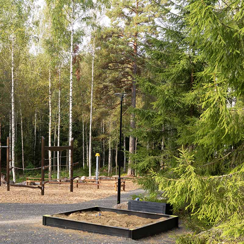 Vesilahden virkistysalueella leikki ja luonto sulautuvat harmonisesti yhteen metsämaisemassa. Kuva: Tommi Penttinen