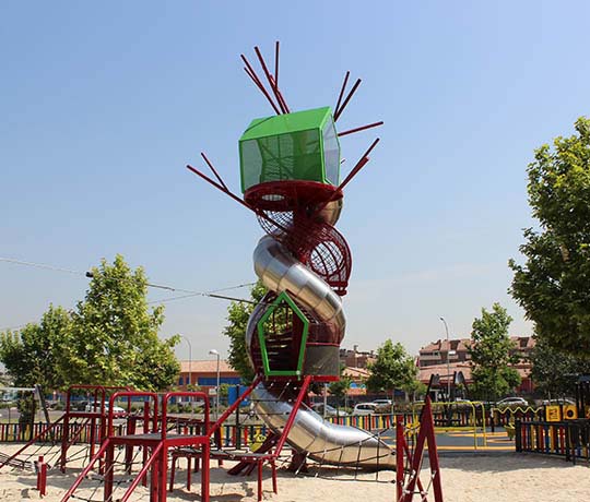 La casa del árbol es el eje central de este parque infantil