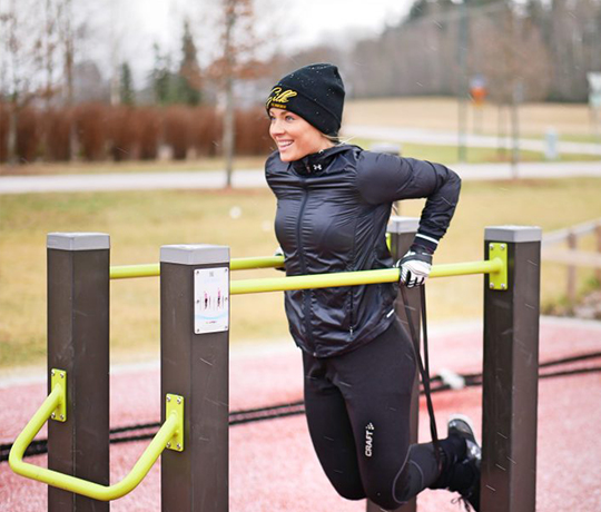 Dip with an elastic band on parallel bars