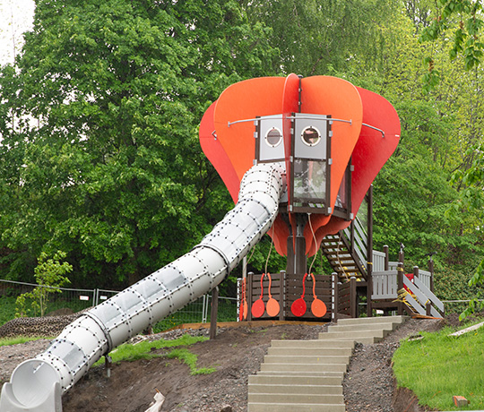 Luftbalong i skräddarsydd lekpark i Mölndal utanför Göteborg