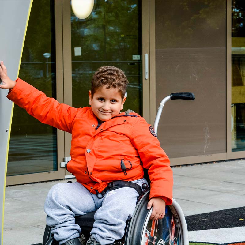 Ved å gjøre en mindre tilpasning av lekeapparater kan også personer med nedsatt funksjonsevne bli med og leke uten at justeringen er merkbar på utsiden.