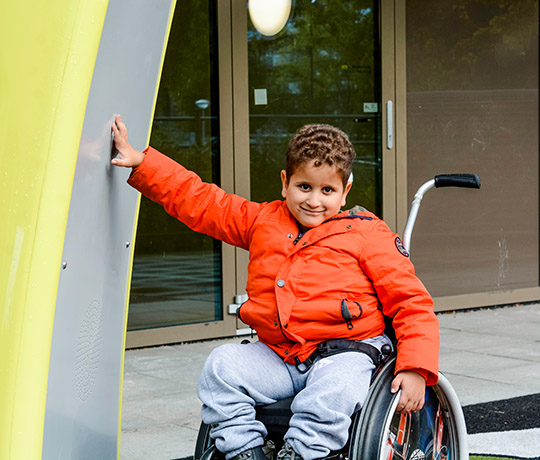 By making a minor adjustment to playground equipment, people with disabilities can also play along without the adjustment on the outside being noticeable.