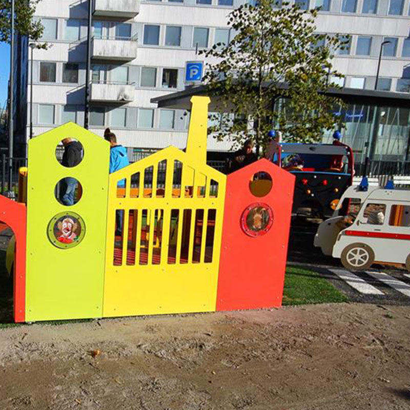 Sirkuspelle Hermannin leikkiväline perheen pienemmille lapsille leikkipuistossa. 