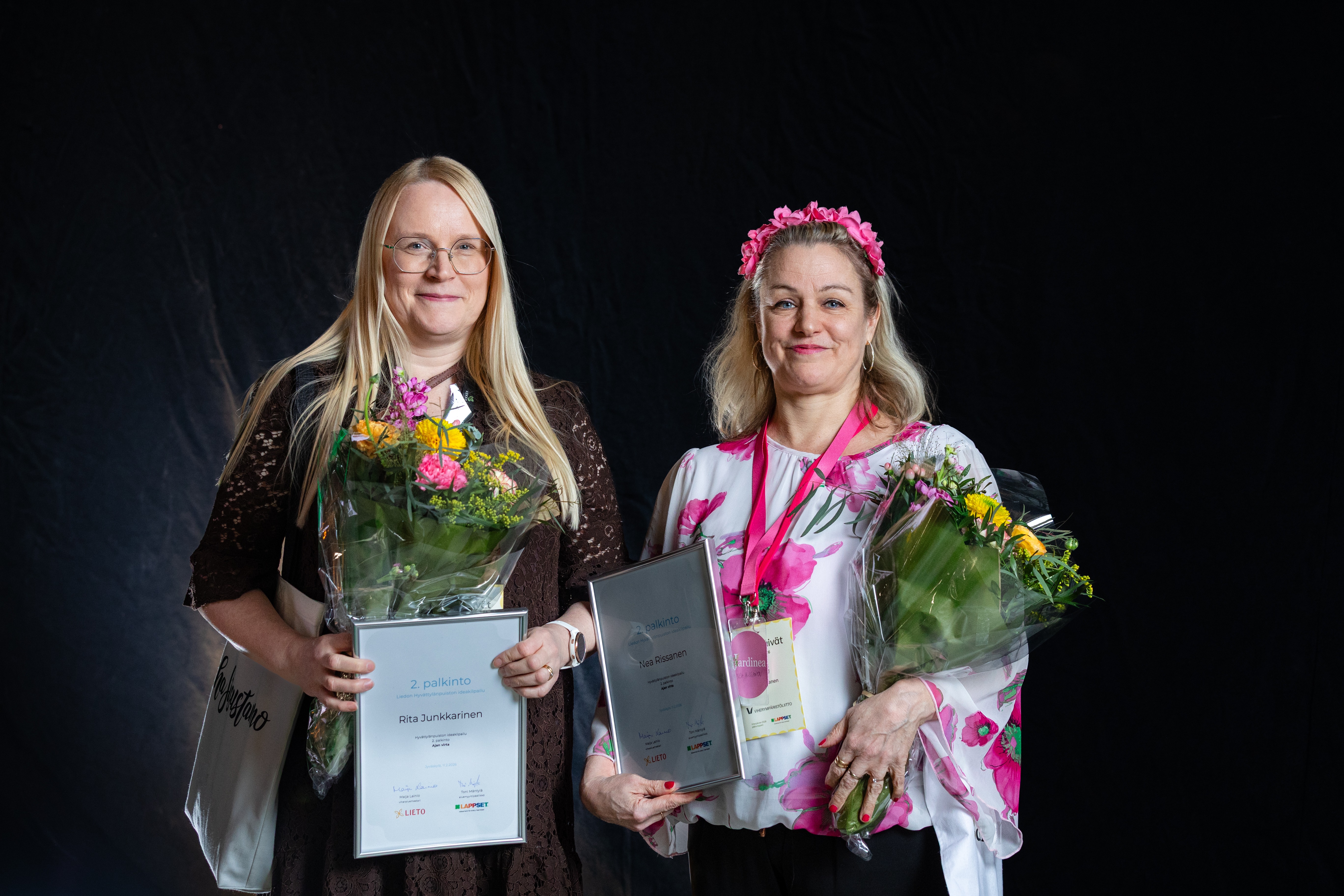 Kuvassa vasemmalta 2. sijan työn Ajan virta tekijät: Rita Junkkarinen ja Nea Rissanen.