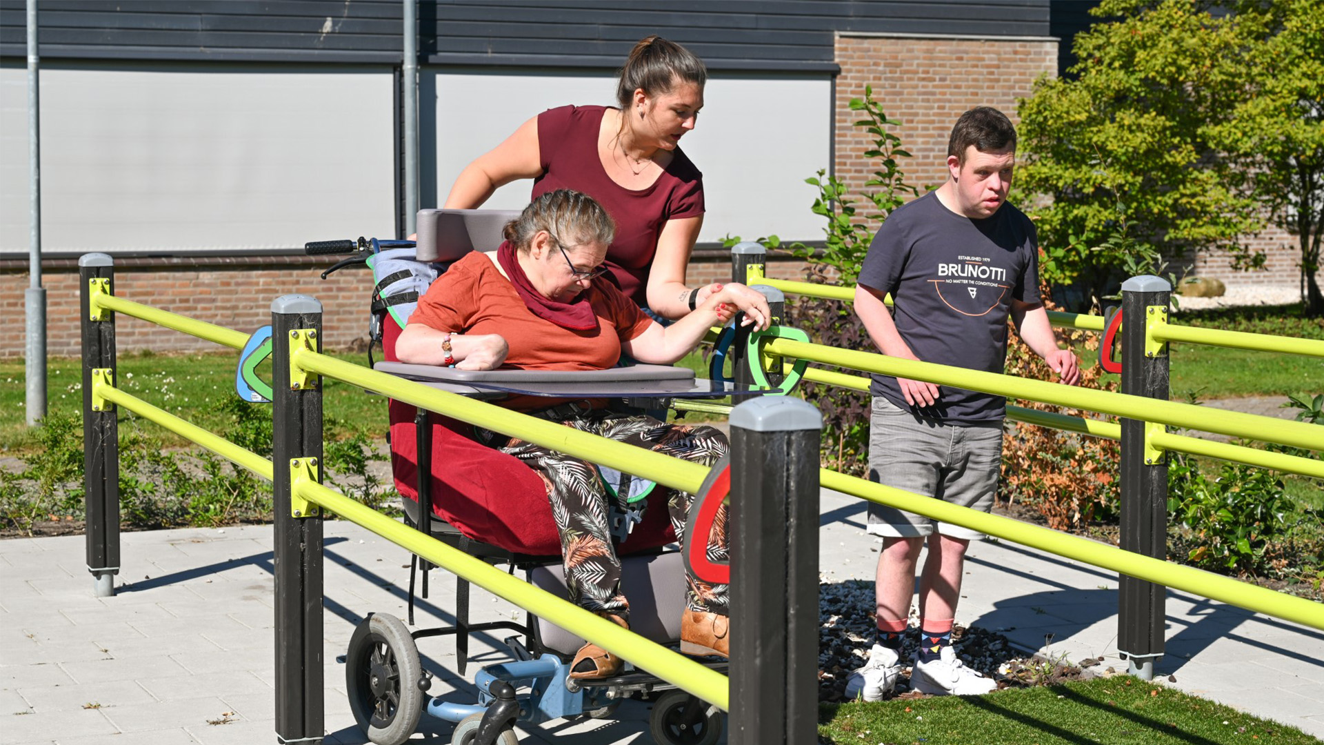 Residents and caregiver from Ipse de Bruggen using the balance pathway