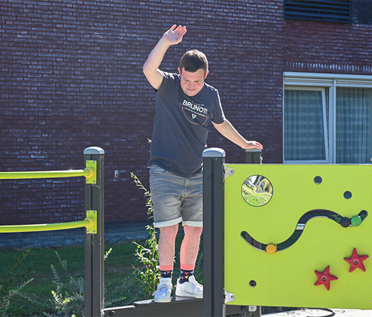 Resident of Ipse de Bruggen balancing on a balancing beam