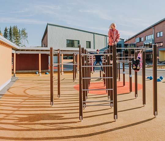 Parque infantil escolar en Keljonkangas, Jyväskylä, Finlandia