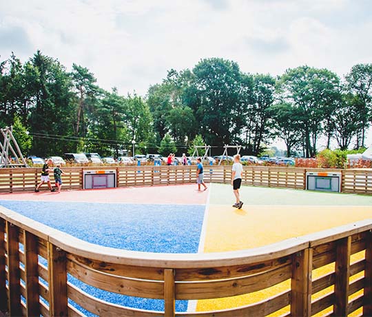 Niños jugando al fútbol en el Toro