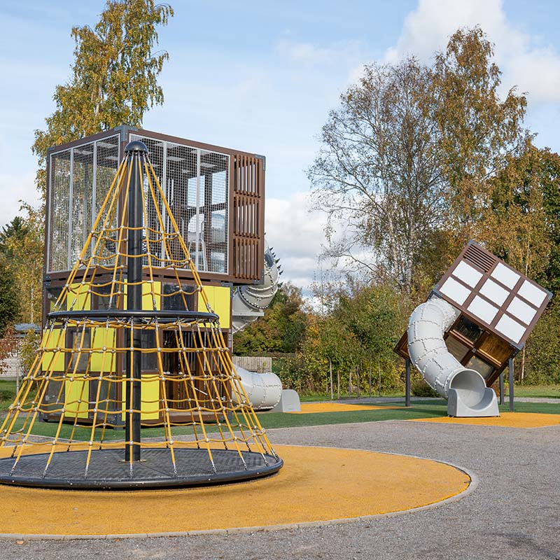 Cubic-tornileikki ja Apollo-kiipeilyverkko muodostavat yhdessä kivan leikkialueen.