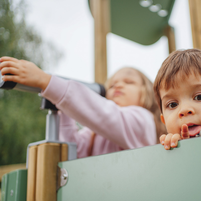 Närbild på två barn som leker med en kikare i Prime