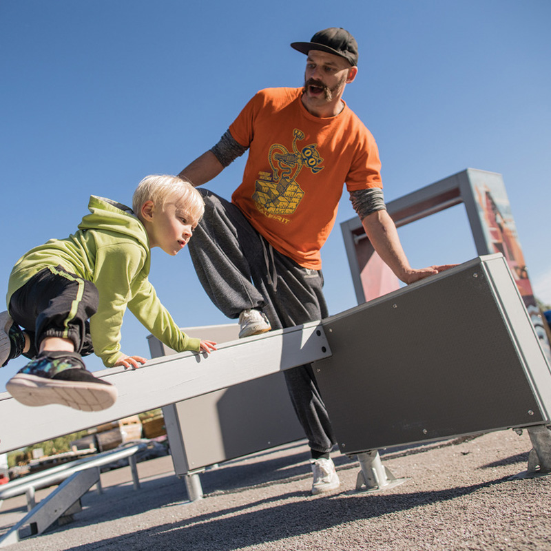 Far och son tränar parkour
