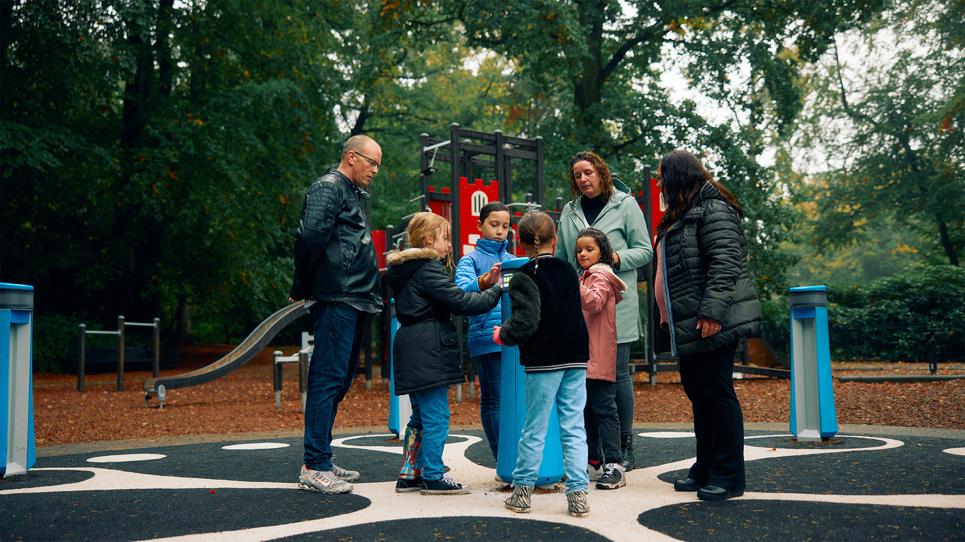 Parents playing with their children on the Memo in a park