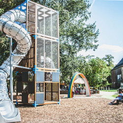 Farverig Lappset-legeplads med Halo Cubic og Sona i Speelhof Park, Belgien