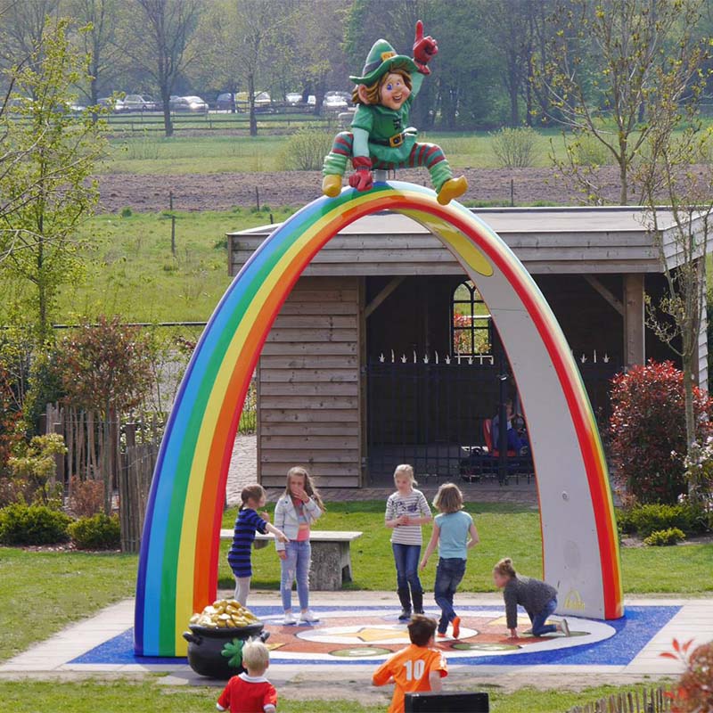 Niños jugando bajo un arco Sona interactivo para jugar y bailar temático personalizado 