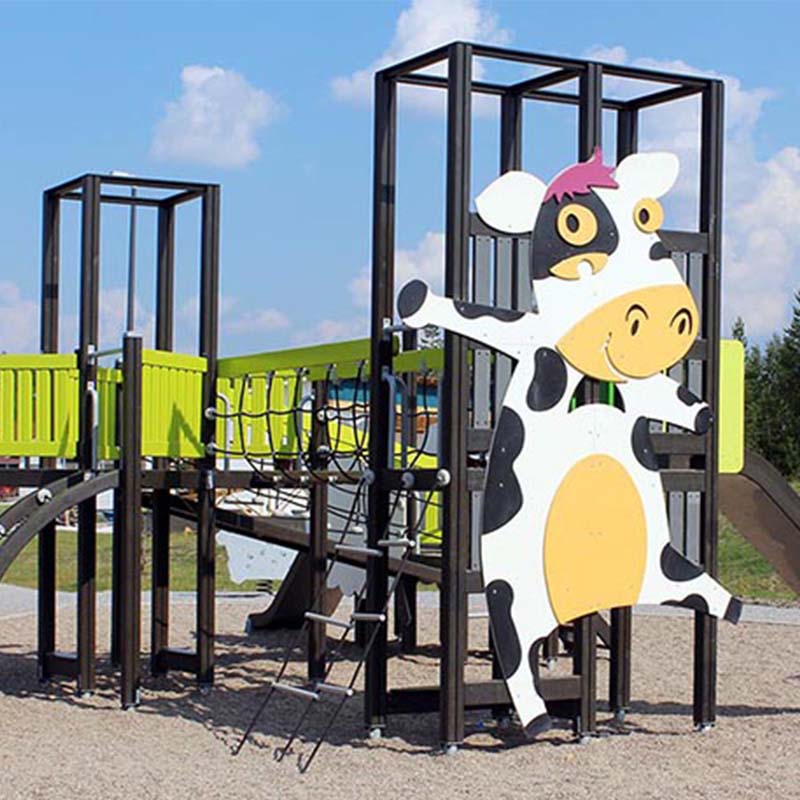 Parque infantil público con temática de vacas en Rovaniemi Finlandia