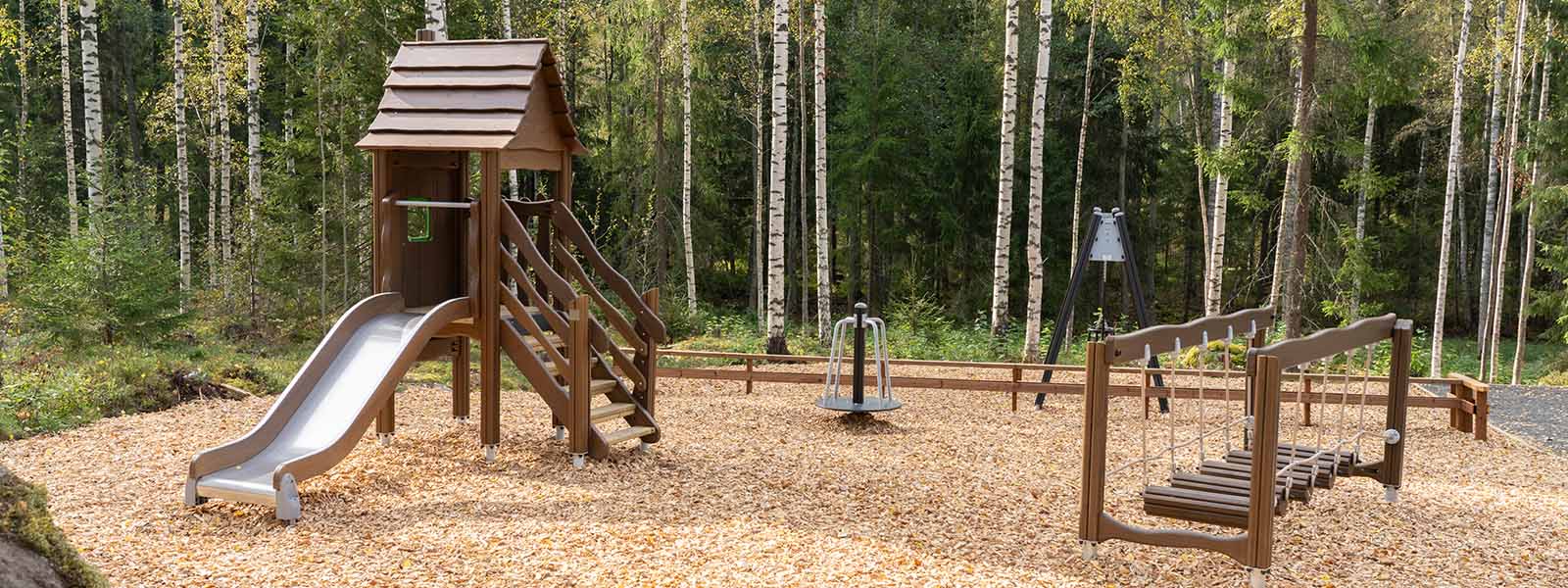 Virkistysalueen leikkipuistossa lapset pääsevät nauttimaan mm. Flora-liukumäestä, tasapainotuotteesta, keinuista ja karusellista. Kuva: Tommi Penttinen