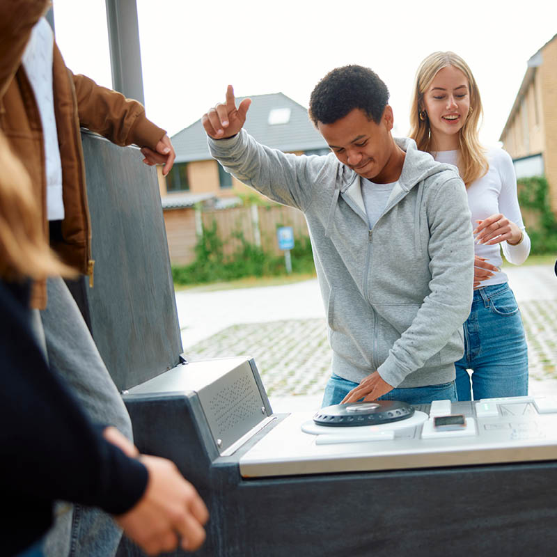 Ungdomar spelar på en Fono