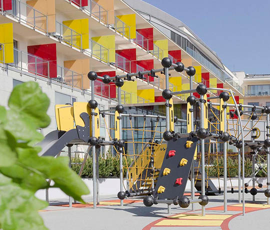 Cloxx lekpark i matchande färger vid ett hotell i Polen