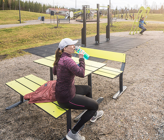 Tables and benches give the finishing touch to all playgrounds and outdoor exercise areas. 