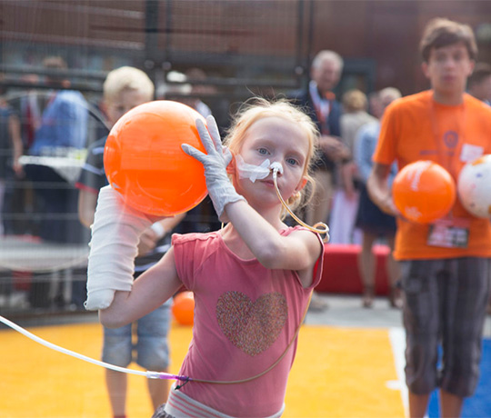 A little girl is playing on the Lappset Sutu at the Wilhelmina Children's Hospital rooftop playground.