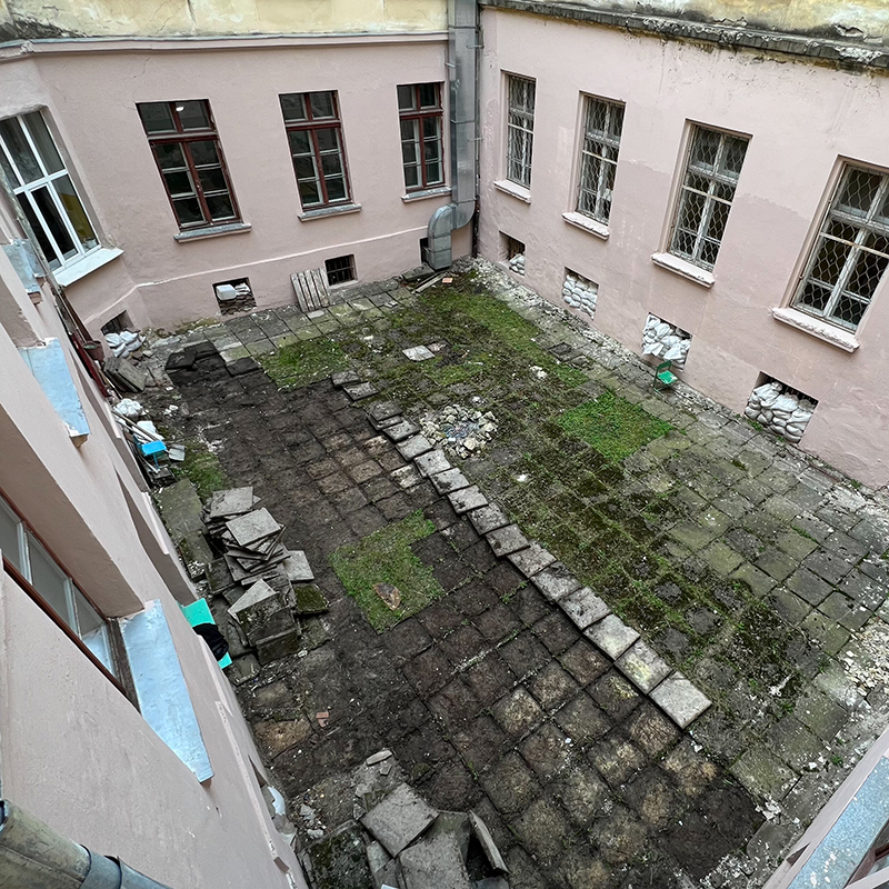 Lviv Julkisen koulun nro 62 sisäpiha ennen kunnostusta ja leikkipaikan asennusta.
