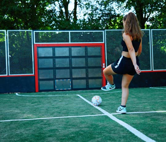 Niña jugando al fútbol en el Sutu