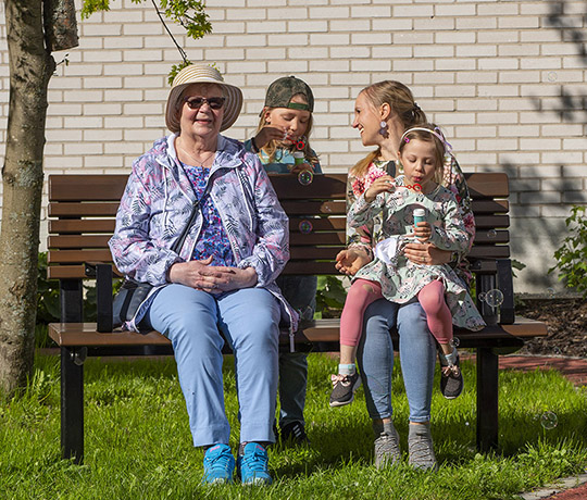 Le banc Park Place Senior est doté de deux accoudoirs et l’assise est plus droite que sur le modèle de base, aidant ainsi les personnes âgées à s’asseoir et à se relever plus facilement.