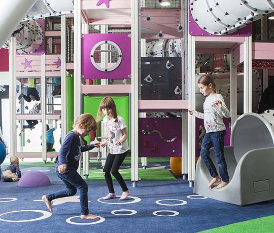 Parque infantil cubierto en el centro comercial Iso Omena en Espoo Finlandia