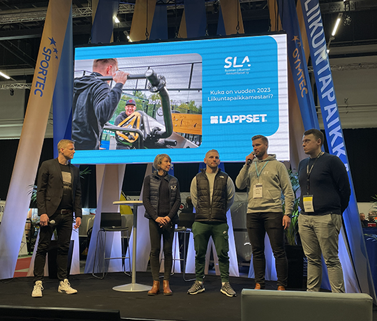 SLA ja Lappset avasivat Vuoden Liikuntapaikkamestari 2023 -haun Sportec -liikuntapaikkamessuilla 15. maaliskuuta ja keskustelivat viimeisen kahden vuoden kokemuksen perusteella tunnustuspalkinnon merkityksestä alalle ja ihmisille.