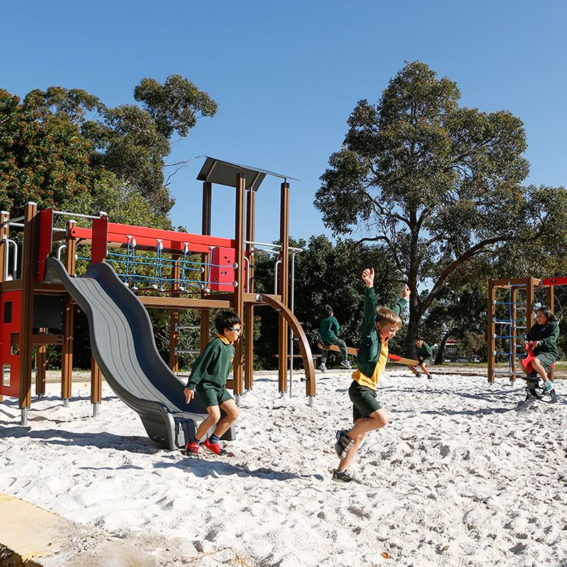 Apple Red Finno -leikkikenttä koulun pihalla Australiassa